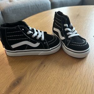 ♥️SOLD♥️Toddler black high tops 🖤